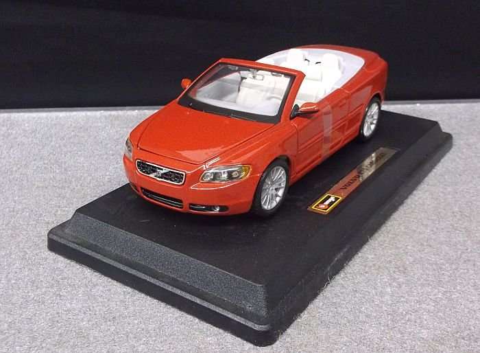 STUNNING DIE CAST METAL MODEL OF THE VOLVO C70 CABRIOLET ....IMMACULATE CONDITION...WOW !!!