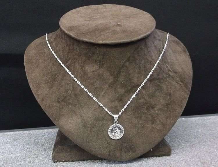 NEW LOOK !!! STERLING SILVER ST CHRISTOPHER PENDANT WITH A 45 CM STERLING SILVER NECKLACE !!!