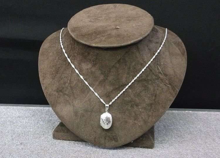 LOCK AND GO !! A STERLING SILVER ENGRAVED LOCKET PENDANT WITH A 45 CM STERLING SILVER NECKLACE ...