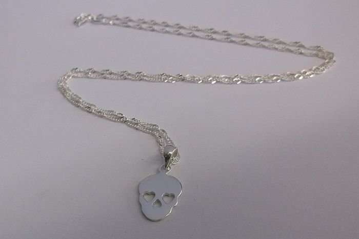 A GOOD QUALITY 45 CM STERLING SILVER NECKLACE PLUS A SKULL PENDANT WITH HEART SHAPED EYES..NEW STYLE