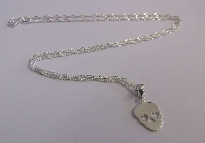 A GOOD QUALITY 45 CM STERLING SILVER NECKLACE PLUS A SKULL PENDANT WITH HEART SHAPED EYES..NEW STYLE