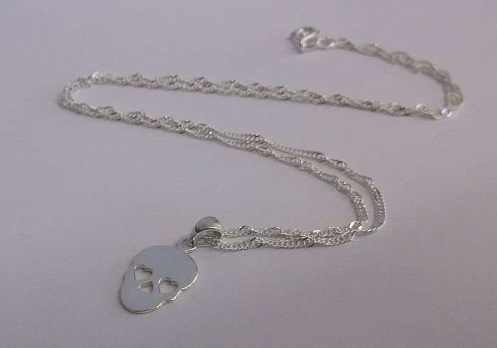 A GOOD QUALITY 45 CM STERLING SILVER NECKLACE PLUS A SKULL PENDANT WITH HEART SHAPED EYES..NEW STYLE