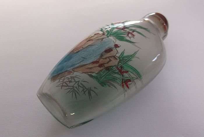 AN EYE CATCHING CHINESE GLASS SNUFF BOTTLE WITH WATER ON ROCK & FLORAL MOTIF ...LOVELY !!