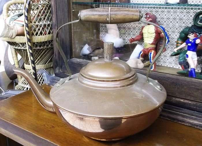 A GREAT LOOKING VINTAGE COPPER AND BRASS TEAPOT WITH WOODEN FINIAL AND HANDLE !!! WOW !!!