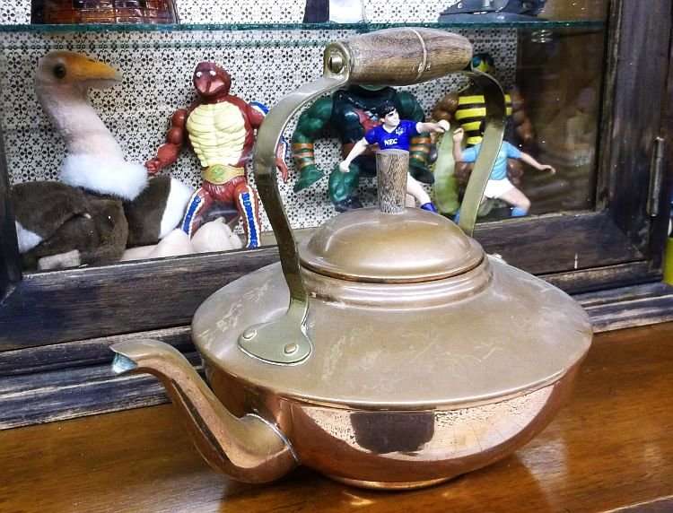 A GREAT LOOKING VINTAGE COPPER AND BRASS TEAPOT WITH WOODEN FINIAL AND HANDLE !!! WOW !!!