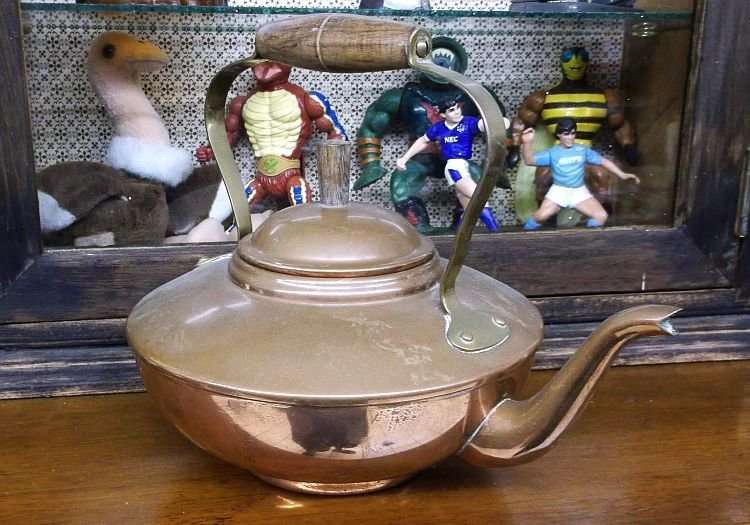 A GREAT LOOKING VINTAGE COPPER AND BRASS TEAPOT WITH WOODEN FINIAL AND HANDLE !!! WOW !!!