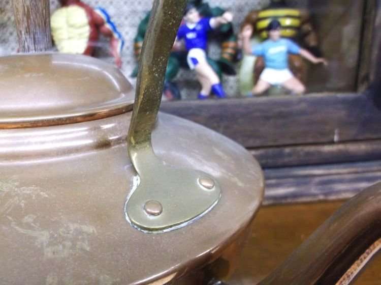 A GREAT LOOKING VINTAGE COPPER AND BRASS TEAPOT WITH WOODEN FINIAL AND HANDLE !!! WOW !!!