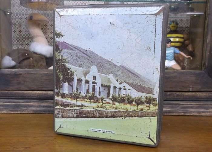 SO RARE !! AN OLD TIN DEPICTING THE "HEX RIVER HOMESTEAD" DUTCH STYLE HOME WITH OTHER AFRICANA .....