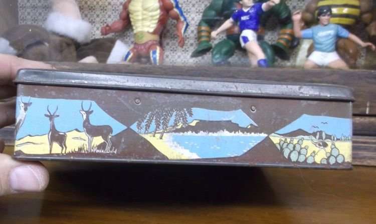 SO RARE !! AN OLD TIN DEPICTING THE "HEX RIVER HOMESTEAD" DUTCH STYLE HOME WITH OTHER AFRICANA .....