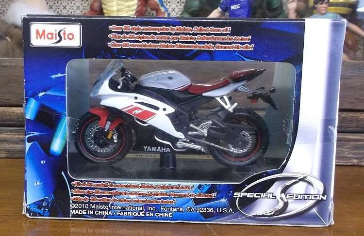 AN AWESOME HIGHLY DETAILED 1:18 SCALE DIE CAST METAL MODEL OF THE YAMAHA YZF-R6 MOTORCYCLE.....VROOM