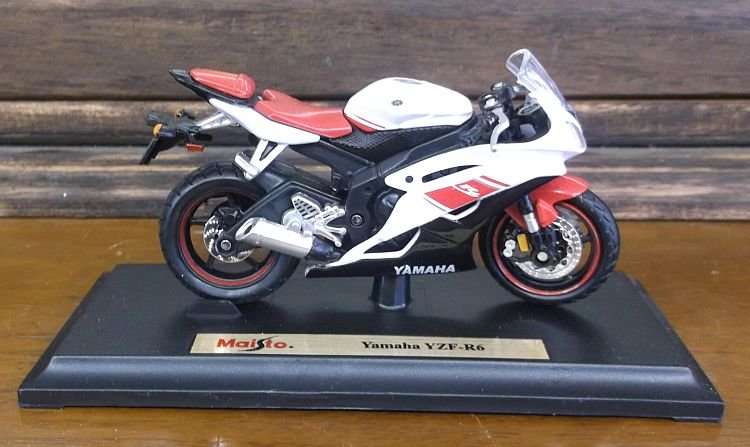 AN AWESOME HIGHLY DETAILED 1:18 SCALE DIE CAST METAL MODEL OF THE YAMAHA YZF-R6 MOTORCYCLE.....VROOM