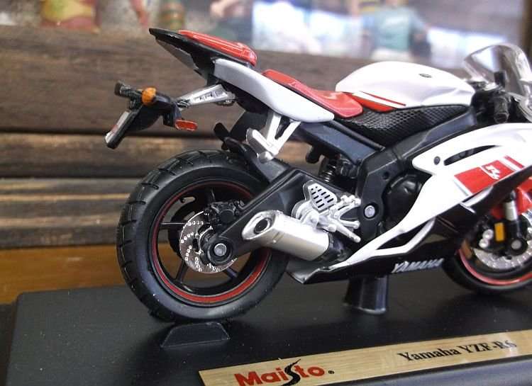 AN AWESOME HIGHLY DETAILED 1:18 SCALE DIE CAST METAL MODEL OF THE YAMAHA YZF-R6 MOTORCYCLE.....VROOM
