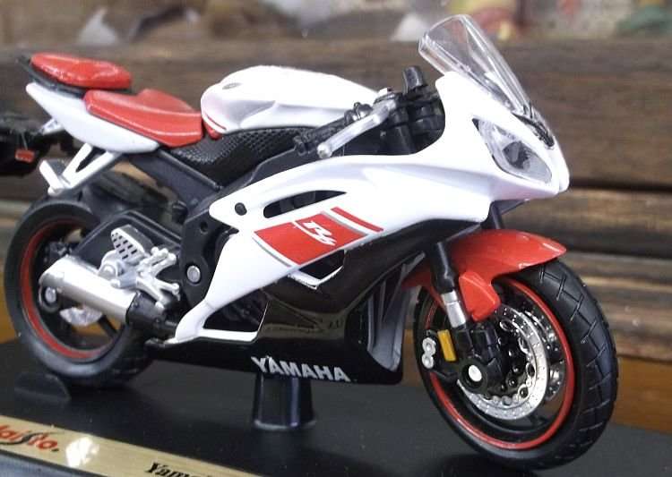 AN AWESOME HIGHLY DETAILED 1:18 SCALE DIE CAST METAL MODEL OF THE YAMAHA YZF-R6 MOTORCYCLE.....VROOM
