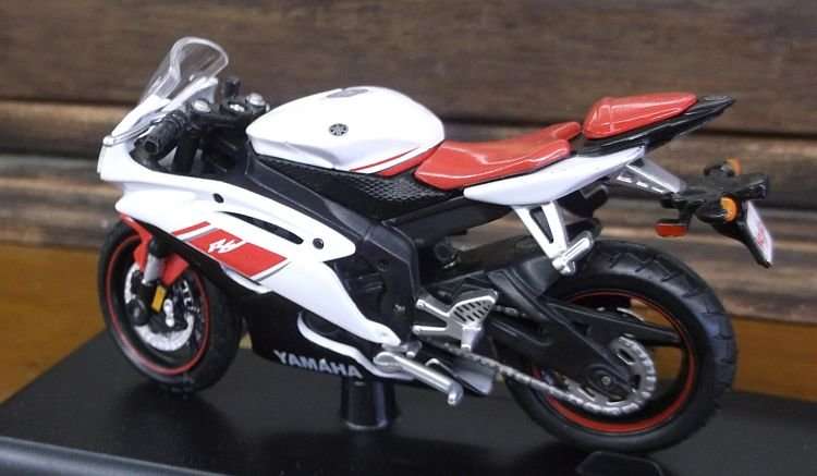 AN AWESOME HIGHLY DETAILED 1:18 SCALE DIE CAST METAL MODEL OF THE YAMAHA YZF-R6 MOTORCYCLE.....VROOM