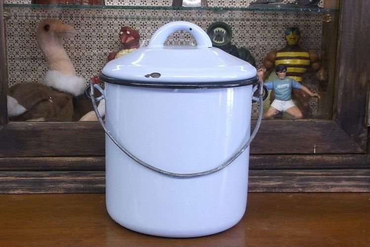 A GREAT RUSTIC LOOKING VINTAGE BABY BLUE ENAMEL LIDDED "BUCKET" ....WITH HANDLE ...MOOI MAN !!