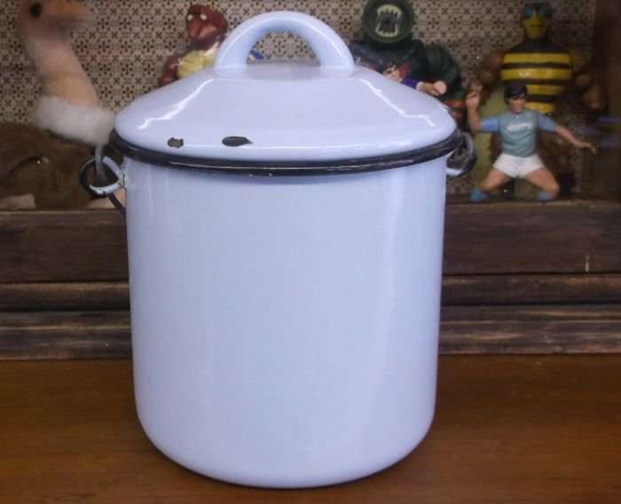 A GREAT RUSTIC LOOKING VINTAGE BABY BLUE ENAMEL LIDDED "BUCKET" ....WITH HANDLE ...MOOI MAN !!
