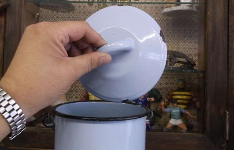 A GREAT RUSTIC LOOKING VINTAGE BABY BLUE ENAMEL LIDDED "BUCKET" ....WITH HANDLE ...MOOI MAN !!