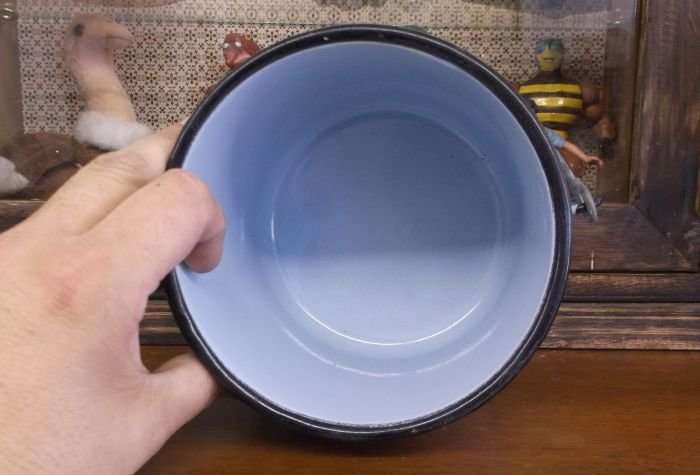 A GREAT RUSTIC LOOKING VINTAGE BABY BLUE ENAMEL LIDDED "BUCKET" ....WITH HANDLE ...MOOI MAN !!