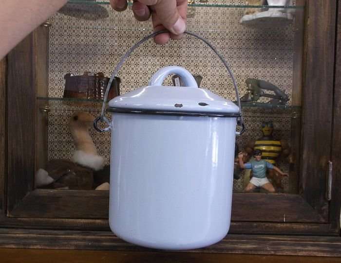 A GREAT RUSTIC LOOKING VINTAGE BABY BLUE ENAMEL LIDDED "BUCKET" ....WITH HANDLE ...MOOI MAN !!