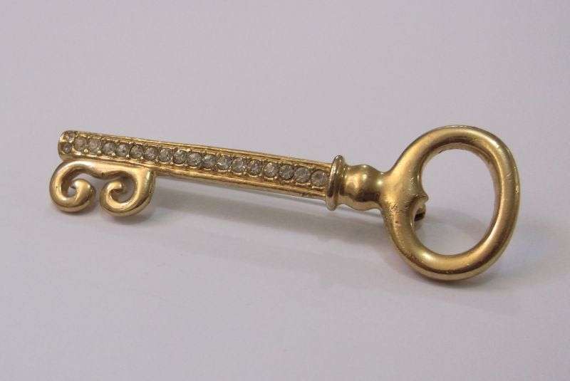 BROOCH
