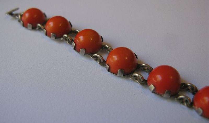 WOW !! A STUNNING VINTAGE SOLID SILVER BRACELET SET WITH GENUINE CABOCHON CORAL ...AWESOME !!