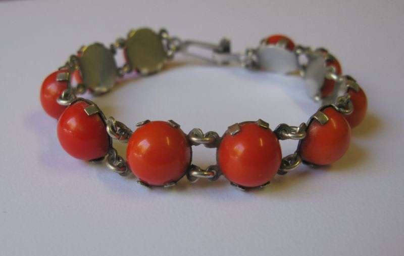WOW !! A STUNNING VINTAGE SOLID SILVER BRACELET SET WITH GENUINE CABOCHON CORAL ...AWESOME !!