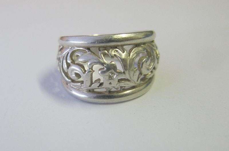 AN EYE CATCHING SOLID STERLING SILVER RING DECORATED WITH LOTS OF CURVES ....WOW !! QUALITY !!