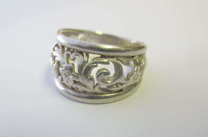 AN EYE CATCHING SOLID STERLING SILVER RING DECORATED WITH LOTS OF CURVES ....WOW !! QUALITY !!