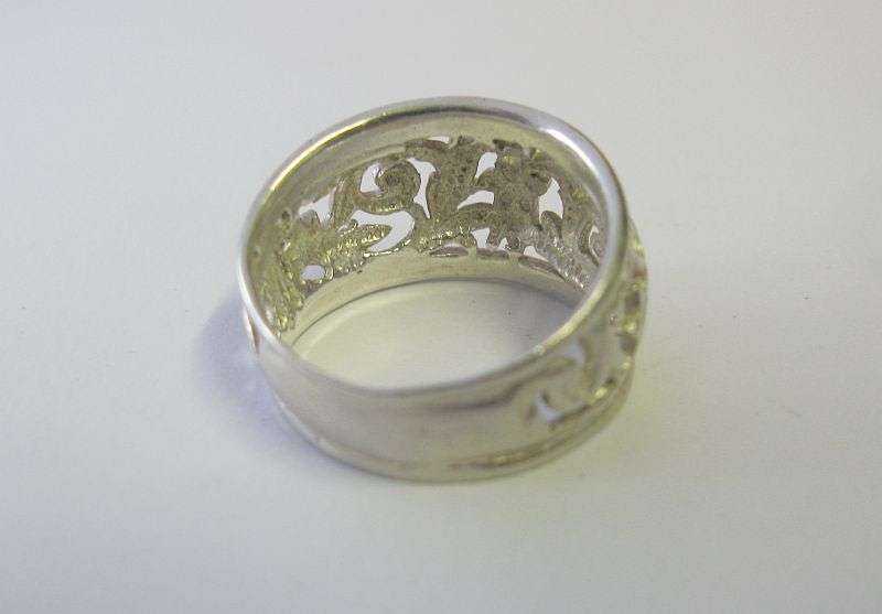 AN EYE CATCHING SOLID STERLING SILVER RING DECORATED WITH LOTS OF CURVES ....WOW !! QUALITY !!