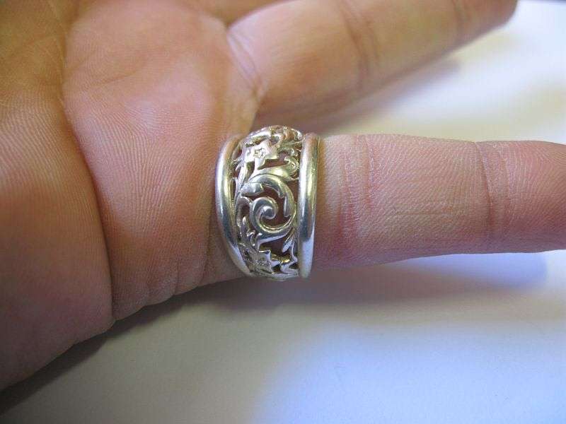 AN EYE CATCHING SOLID STERLING SILVER RING DECORATED WITH LOTS OF CURVES ....WOW !! QUALITY !!