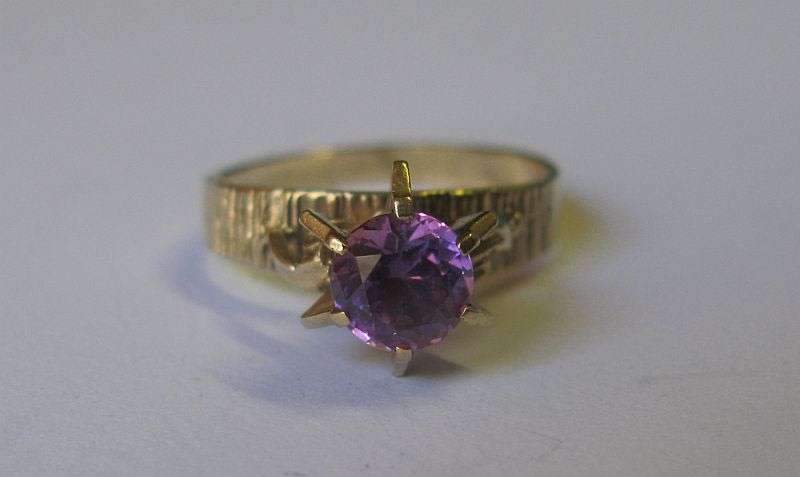 AMAZING !! A BEAUTIFUL VINTAGE SOLID 9 CT GOLD RING SET WITH A GORGEOUS FACETED PURPLE TOURMALINE ..