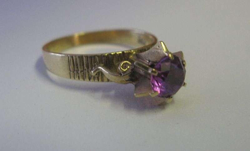 AMAZING !! A BEAUTIFUL VINTAGE SOLID 9 CT GOLD RING SET WITH A GORGEOUS FACETED PURPLE TOURMALINE ..