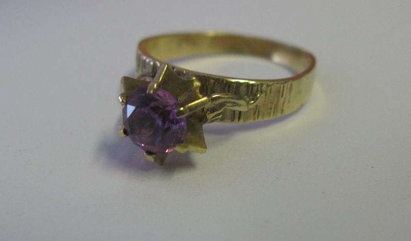 AMAZING !! A BEAUTIFUL VINTAGE SOLID 9 CT GOLD RING SET WITH A GORGEOUS FACETED PURPLE TOURMALINE ..