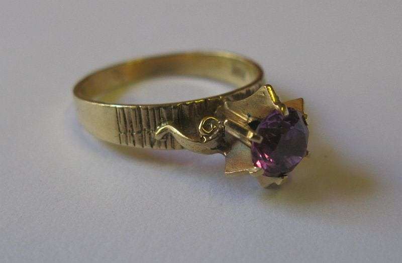 AMAZING !! A BEAUTIFUL VINTAGE SOLID 9 CT GOLD RING SET WITH A GORGEOUS FACETED PURPLE TOURMALINE ..
