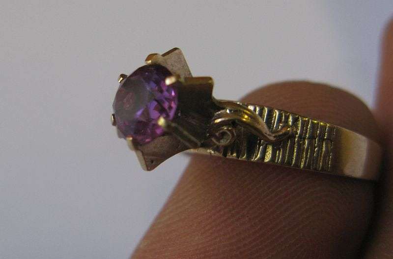 AMAZING !! A BEAUTIFUL VINTAGE SOLID 9 CT GOLD RING SET WITH A GORGEOUS FACETED PURPLE TOURMALINE ..