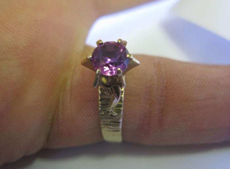 AMAZING !! A BEAUTIFUL VINTAGE SOLID 9 CT GOLD RING SET WITH A GORGEOUS FACETED PURPLE TOURMALINE ..