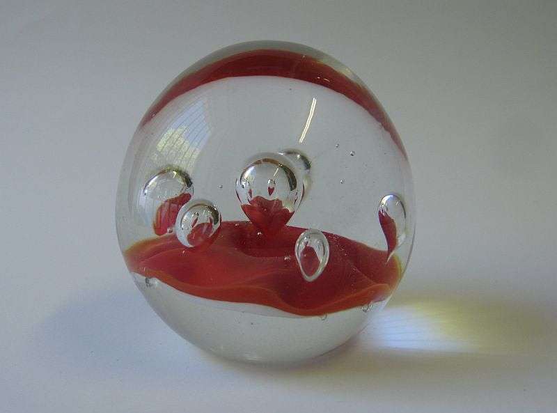 A FABULOUS VINTAGE SOLID GLASS PAPERWEIGHT WITH RED LAVA LOOK DECORATION AND BUBBLES !! WOW !!