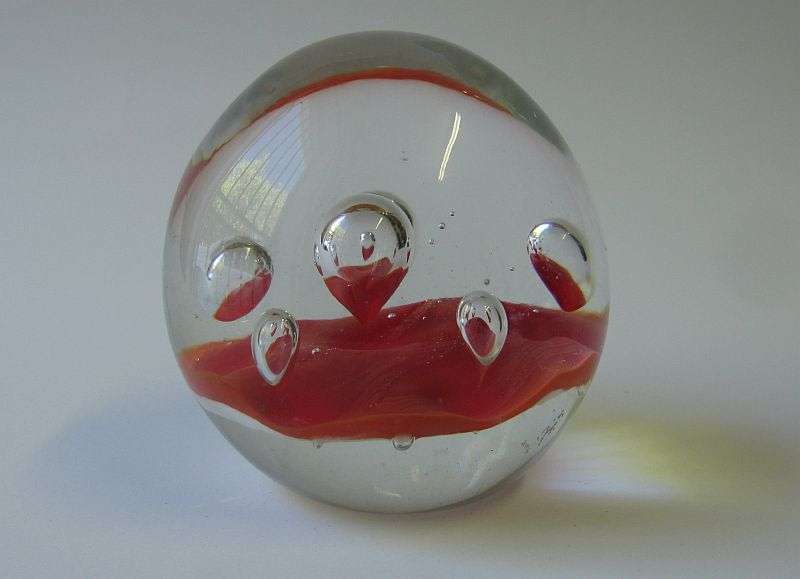 A FABULOUS VINTAGE SOLID GLASS PAPERWEIGHT WITH RED LAVA LOOK DECORATION AND BUBBLES !! WOW !!