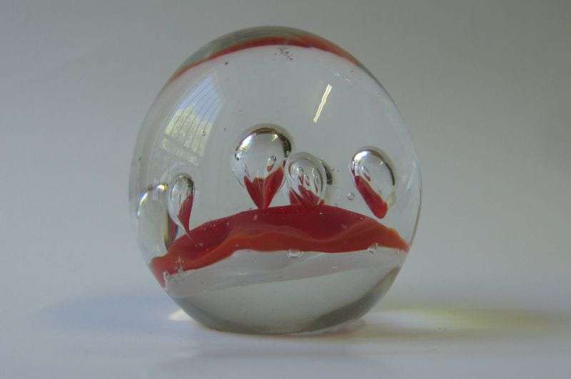 A FABULOUS VINTAGE SOLID GLASS PAPERWEIGHT WITH RED LAVA LOOK DECORATION AND BUBBLES !! WOW !!