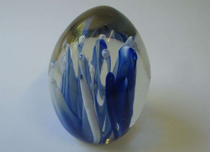 AN EYE CATCHING VINTAGE SOLID GLASS PAPERWEIGHT WITH BLUE AND WHITE LAVA STYLE DETAIL ...WOW !!