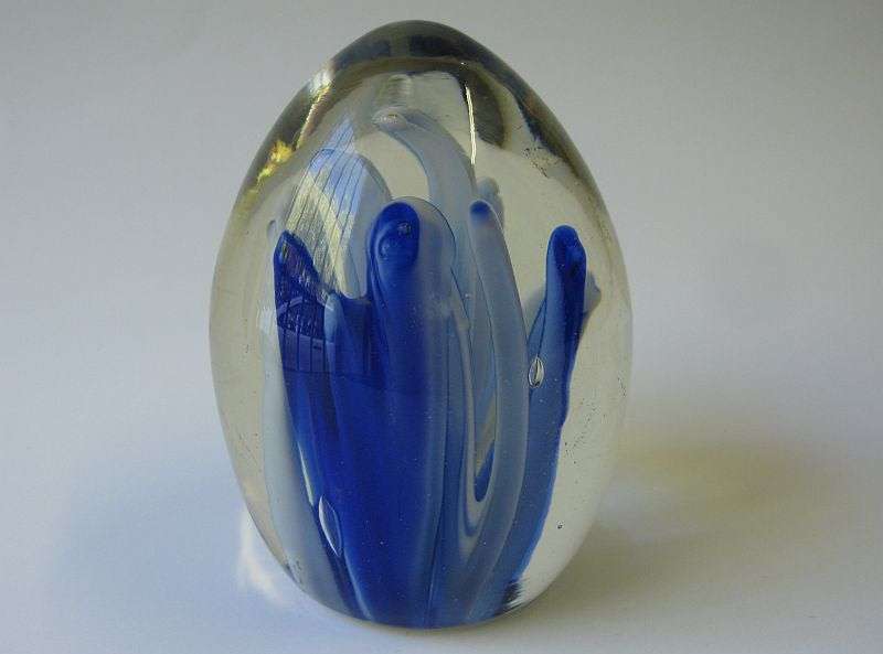 AN EYE CATCHING VINTAGE SOLID GLASS PAPERWEIGHT WITH BLUE AND WHITE LAVA STYLE DETAIL ...WOW !!