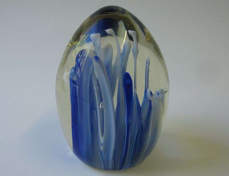 AN EYE CATCHING VINTAGE SOLID GLASS PAPERWEIGHT WITH BLUE AND WHITE LAVA STYLE DETAIL ...WOW !!