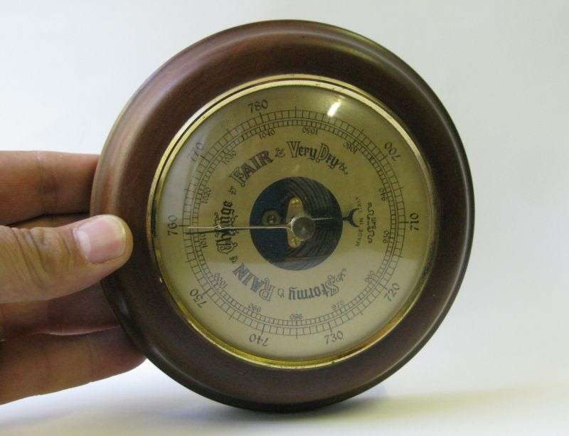 WOW !! A GREAT LOOKING VINTAGE BAROMETER MADE IN ITALY .... NICE FIND FOR THE COLLECTOR !!