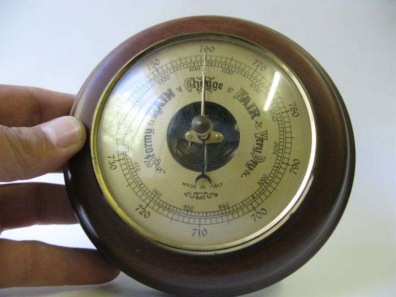 WOW !! A GREAT LOOKING VINTAGE BAROMETER MADE IN ITALY .... NICE FIND FOR THE COLLECTOR !!