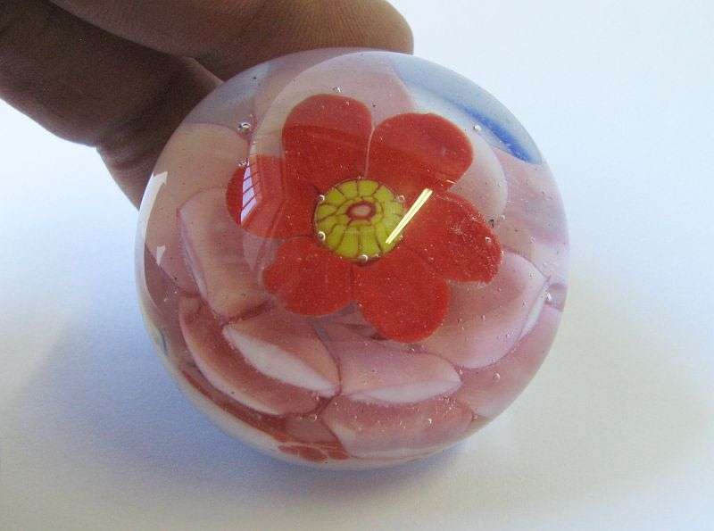 TOO CUTE !! A STUNNING TINY GLASS PAPERWEIGHT WITH FLORAL DETAIL IN GOOD CONDITION !!