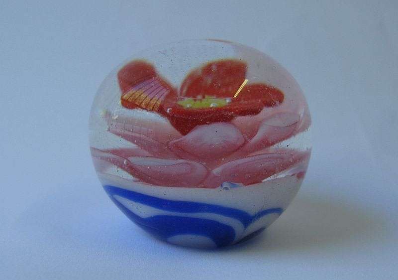 TOO CUTE !! A STUNNING TINY GLASS PAPERWEIGHT WITH FLORAL DETAIL IN GOOD CONDITION !!