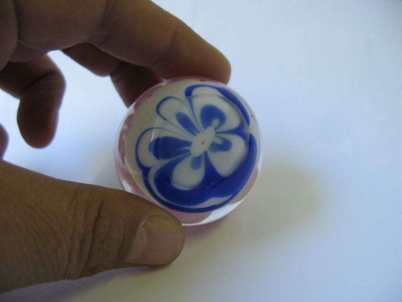 TOO CUTE !! A STUNNING TINY GLASS PAPERWEIGHT WITH FLORAL DETAIL IN GOOD CONDITION !!
