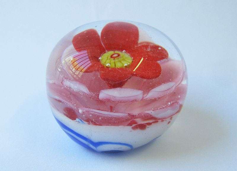 TOO CUTE !! A STUNNING TINY GLASS PAPERWEIGHT WITH FLORAL DETAIL IN GOOD CONDITION !!