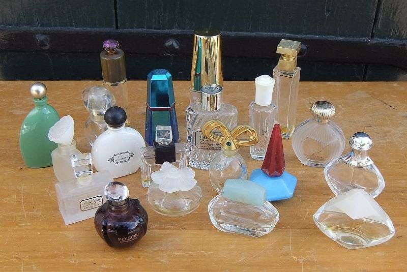 TOO SWEET !! A COLLECTION OF 20 VINTAGE PERFUME BOTTLES IN GOOD CONDITION !! BID FOR ALL !!