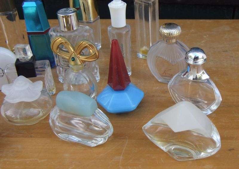 TOO SWEET !! A COLLECTION OF 20 VINTAGE PERFUME BOTTLES IN GOOD CONDITION !! BID FOR ALL !!